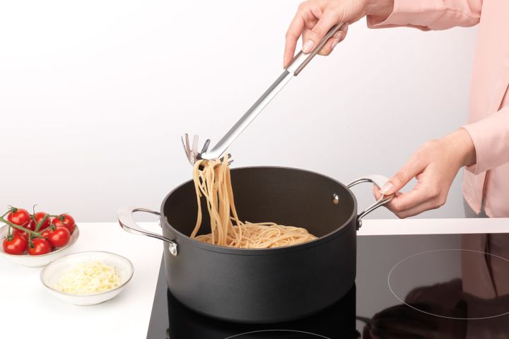 Brabantia Profile spaghettilepel RVS in gebruik bij het opscheppen van pasta