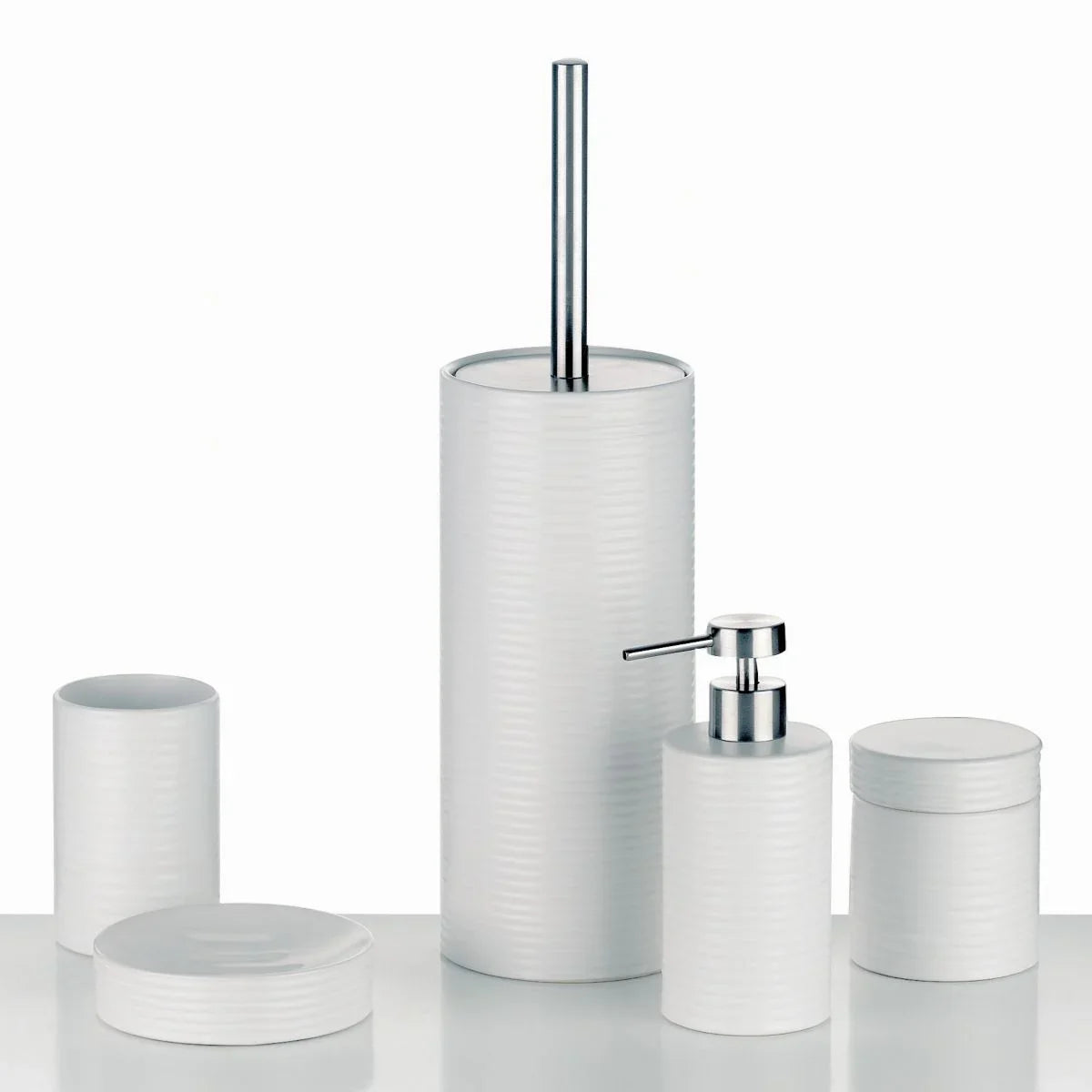 Kela Groove Zeepschaal – Wit Keramiek, Ø 11,5 cm – detail / seriecontext; overige accessoires niet inbegrepen