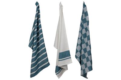 De drie blauwe Cosy & Trendy keukenhanddoeken hangend naast elkaar