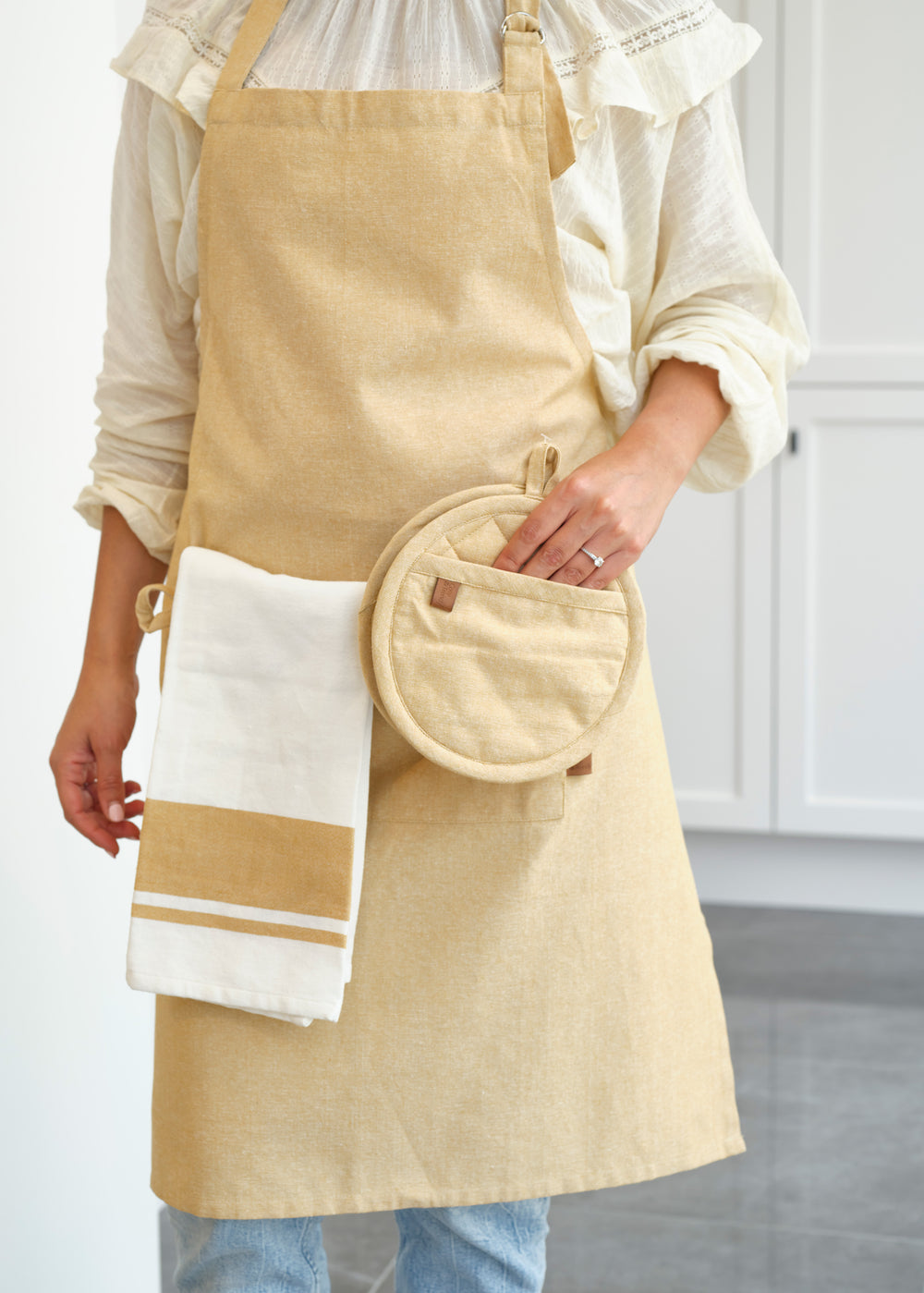Cosy & Trendy Amber Gold schort gedragen in de keuken; accessoires ter illustratie