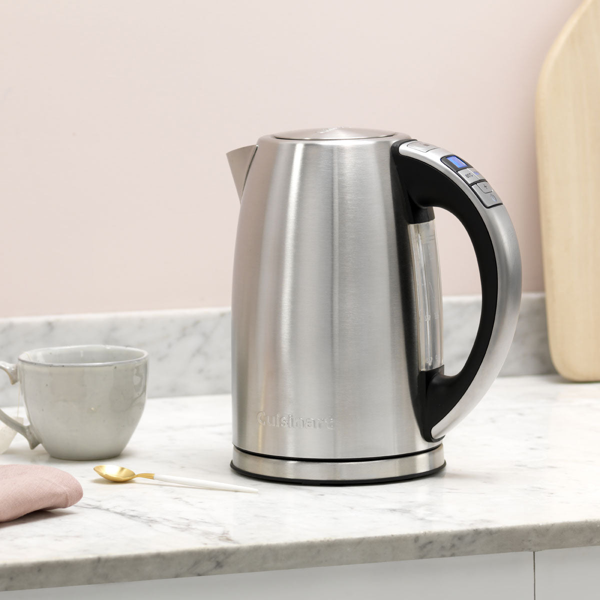 Cuisinart CPK17E waterkoker van 1,7 liter in geborsteld staal op een keukenwerkblad naast een kopje