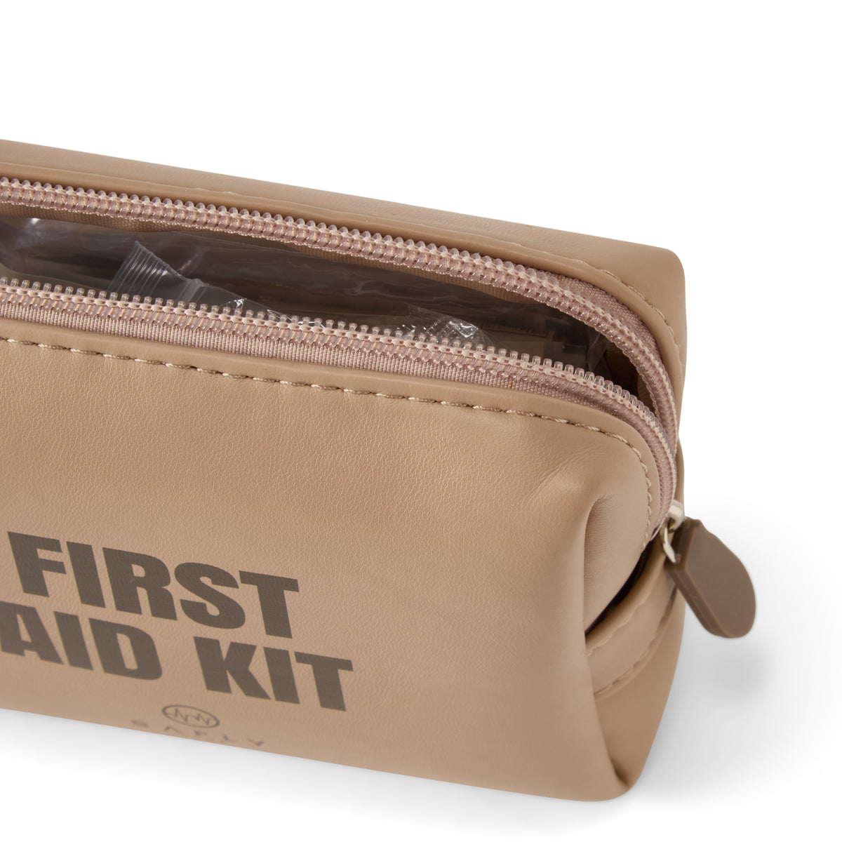 Detail van de rits en inhoud van de zandkleurige Safly EHBO-kit