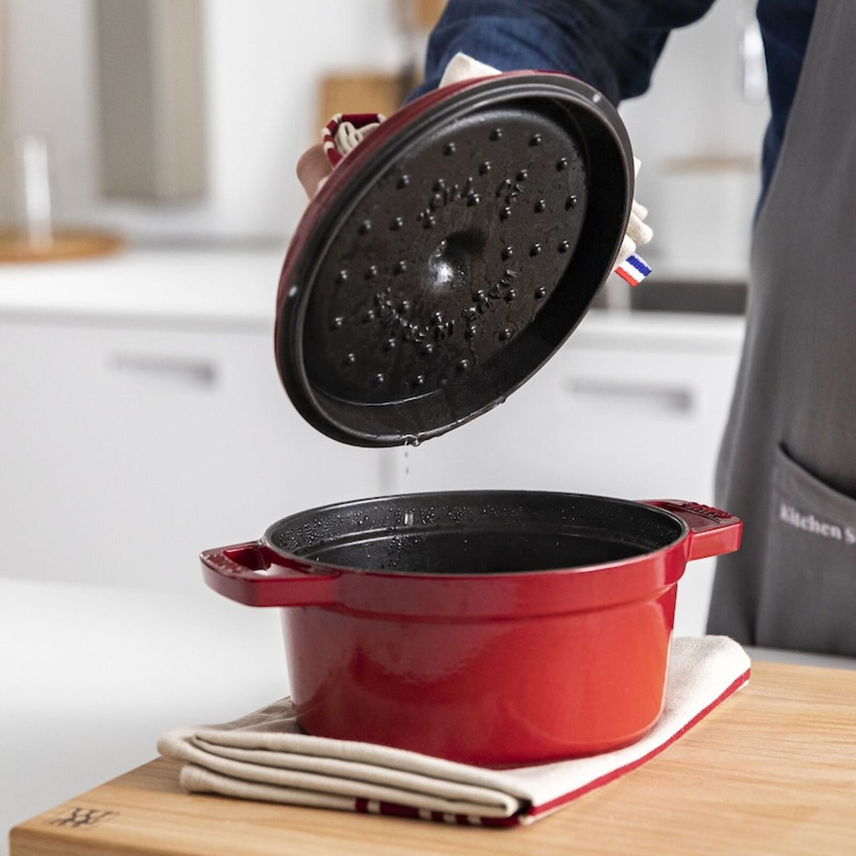 Staub Cocotte Rond 28 cm - Kersenrood - 6,7 liter – binnenzijde en deksel