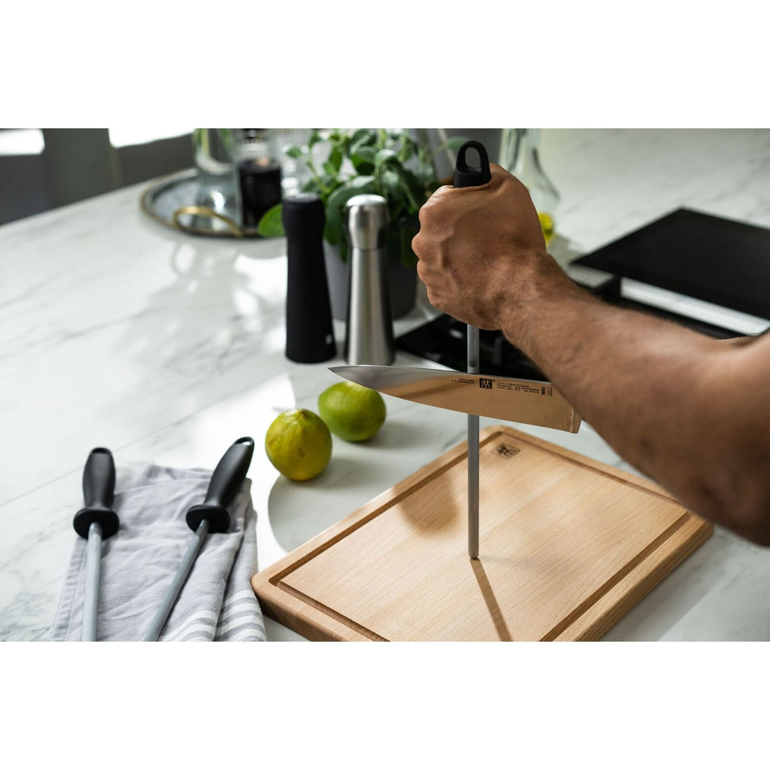 Zwilling aanzetstaal 23 cm met zwarte greep – aanvullend aanzicht