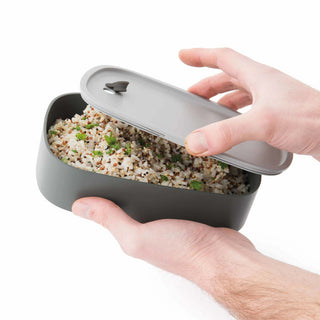 Detail van het openen van de grijze BergHOFF bento-lunchbox