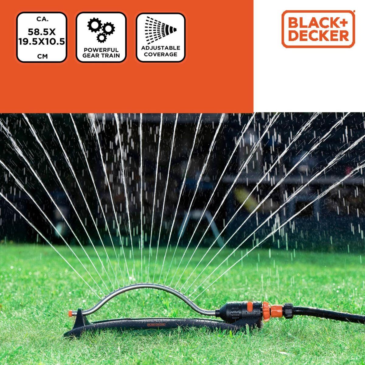 Black+Decker zwenksproeier met 19 sproeikoppen in gebruik op het gazon