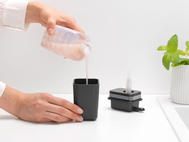 Brabantia SinkSide zeepdispenser 200 ml Dark Grey tijdens het navullen