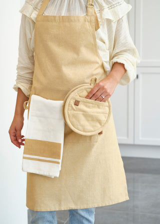 Cosy & Trendy Amber Gold schort gedragen in de keuken; accessoires ter illustratie