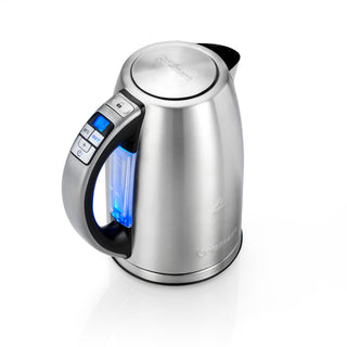 Cuisinart CPK17E waterkoker in geborsteld staal, schuin van boven met LCD-display en verlichte waterniveau-indicator