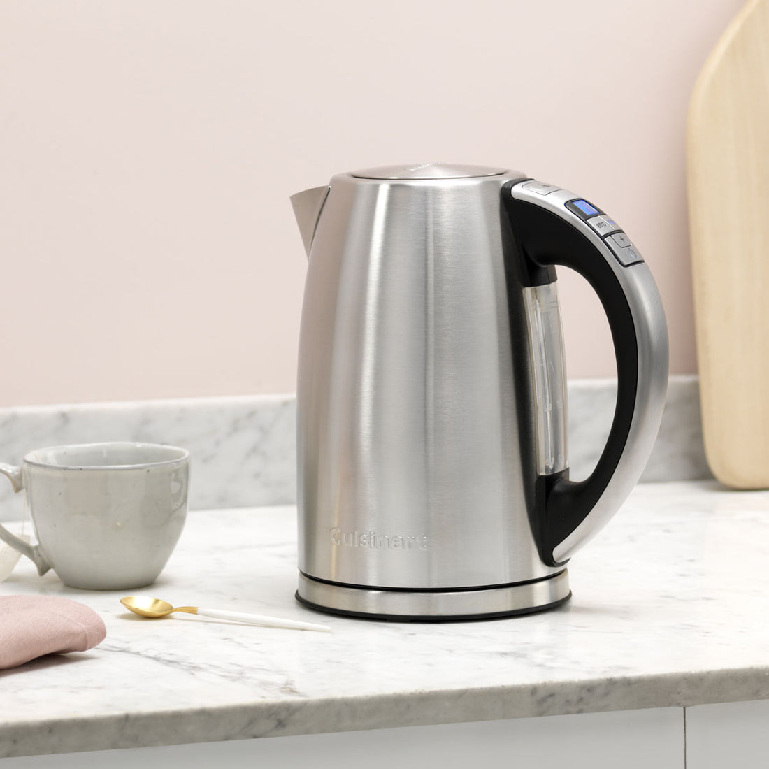 Cuisinart CPK17E waterkoker van 1,7 liter in geborsteld staal op een keukenwerkblad naast een kopje
