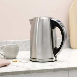 Cuisinart CPK17E waterkoker van 1,7 liter in geborsteld staal op een keukenwerkblad naast een kopje