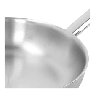 Detail van de binnenzijde en greep van de Demeyere Athena 5 bakpan