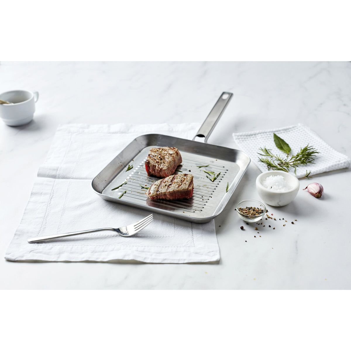 Demeyere Specialties 3 grillpan 24 x 24 cm met gegrilde steak