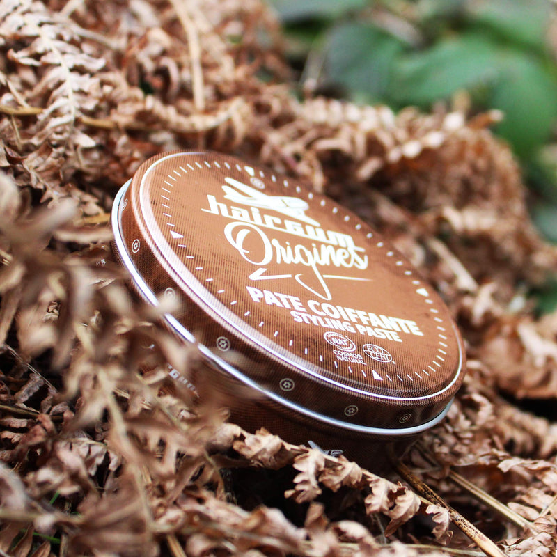 Hairgum Origines Styling Paste 100 g, originele verpakking in een natuurlijke setting