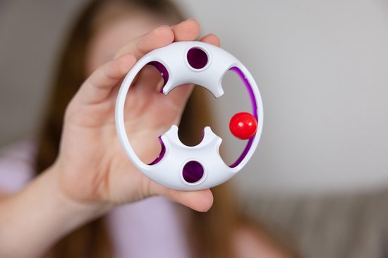 Loopy Looper Edge in de hand, met rode knikker en paarse baan