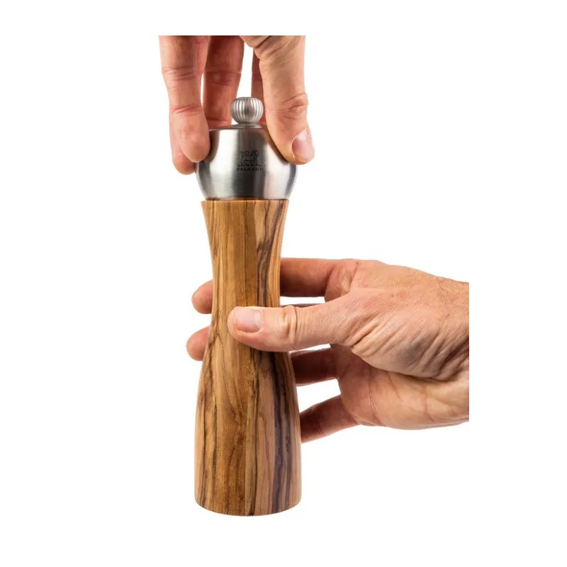 Peugeot Fidji zoutmolen olijfhout 20 cm in gebruik