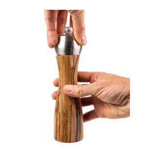 Peugeot Fidji zoutmolen olijfhout 20 cm in gebruik