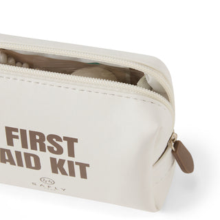 Detail van de rits en inhoud van de witte Safly EHBO-kit